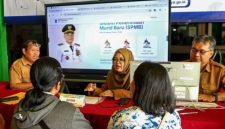 Caption: Suasana di Disdik Kota Surabaya (Sumber Foto: Hosen For Pilar Pos)