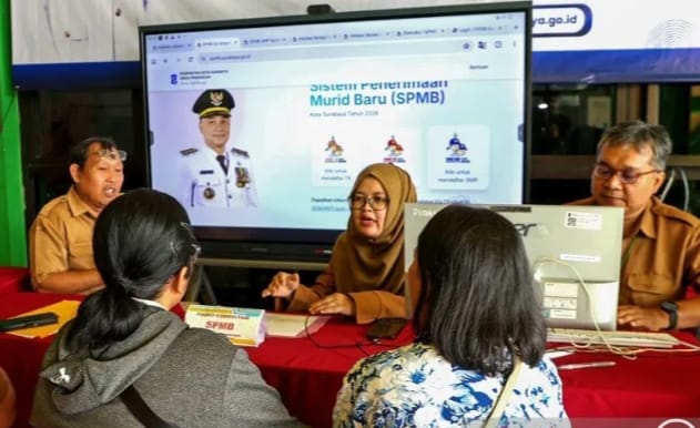 Caption: Suasana di Disdik Kota Surabaya (Sumber Foto: Hosen For Pilar Pos)