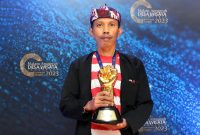 Caption: Mastuki, Owner Wisata Pantai Lon Malang, Desa Bira Tengah, Kecamatan Sokobanah, Kabupaten Sampang, Saat Menerima Perhargaan Masuk 50 Besar di Wonderful Indonesia Awards 2026 (Foto: Mastuki For Pilar Pos)