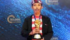 Caption: Mastuki, Owner Wisata Pantai Lon Malang, Desa Bira Tengah, Kecamatan Sokobanah, Kabupaten Sampang, Saat Menerima Perhargaan Masuk 50 Besar di Wonderful Indonesia Awards 2026 (Foto: Mastuki For Pilar Pos)