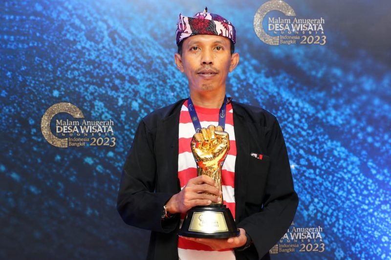 Caption: Mastuki, Owner Wisata Pantai Lon Malang, Desa Bira Tengah, Kecamatan Sokobanah, Kabupaten Sampang, Saat Menerima Perhargaan Masuk 50 Besar di Wonderful Indonesia Awards 2026 (Foto: Mastuki For Pilar Pos)