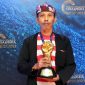 Caption: Mastuki, Owner Wisata Pantai Lon Malang, Desa Bira Tengah, Kecamatan Sokobanah, Kabupaten Sampang, Saat Menerima Perhargaan Masuk 50 Besar di Wonderful Indonesia Awards 2026 (Foto: Mastuki For Pilar Pos)