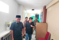 Caption: Ketua DPC PDI Perjuangan Sampang, Iwan Effendi, bersama Bendahara DPC Hakam Saat Keluar dari Unit IV Perlindungan Perempuan dan Anak (PPA) Satreskrim Polres Sampang Usai Pertanyakan Perkembangan Kasus (Sumber Foto: Agus Junaidi/Pilar Pos)