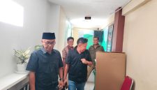 Caption: Ketua DPC PDI Perjuangan Sampang, Iwan Effendi, bersama Bendahara DPC Hakam Saat Keluar dari Unit IV Perlindungan Perempuan dan Anak (PPA) Satreskrim Polres Sampang Usai Pertanyakan Perkembangan Kasus (Sumber Foto: Agus Junaidi/Pilar Pos)