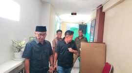 Caption: Ketua DPC PDI Perjuangan Sampang, Iwan Effendi, bersama Bendahara DPC Hakam Saat Keluar dari Unit IV Perlindungan Perempuan dan Anak (PPA) Satreskrim Polres Sampang Usai Pertanyakan Perkembangan Kasus (Sumber Foto: Agus Junaidi/Pilar Pos)
