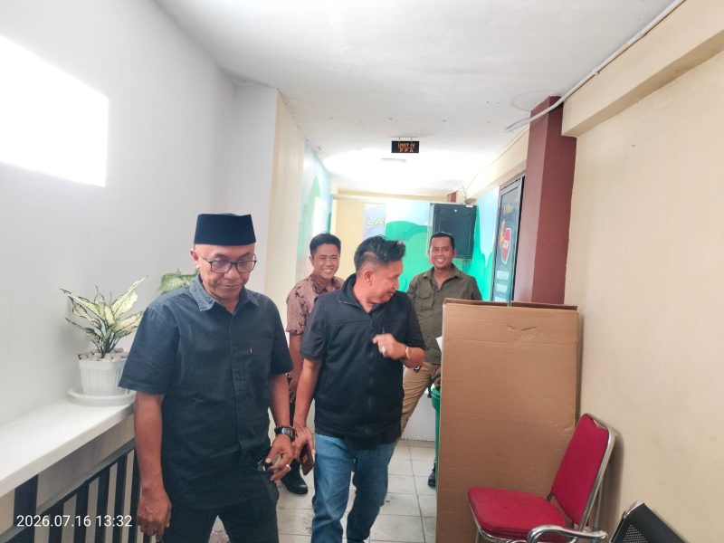 Caption: Ketua DPC PDI Perjuangan Sampang, Iwan Effendi, bersama Bendahara DPC Hakam Saat Keluar dari Unit IV Perlindungan Perempuan dan Anak (PPA) Satreskrim Polres Sampang Usai Pertanyakan Perkembangan Kasus (Sumber Foto: Agus Junaidi/Pilar Pos)