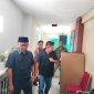 Caption: Ketua DPC PDI Perjuangan Sampang, Iwan Effendi, bersama Bendahara DPC Hakam Saat Keluar dari Unit IV Perlindungan Perempuan dan Anak (PPA) Satreskrim Polres Sampang Usai Pertanyakan Perkembangan Kasus (Sumber Foto: Agus Junaidi/Pilar Pos)