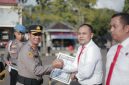 Caption: Kasat Reskrim Polres Sampang, Iptu Nur Fajri Alim Saat Menerima Penghargaan Tertinggi Pengungkapan Kasus yang Diserahkan Langsung Oleh Kapolres Sampang AKBP Hartono di Lapangan Upacara Mapolres Sampang (Sumber Foto: Humas Polres Sampang For Pilar Pos)