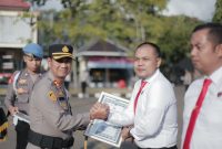Caption: Kasat Reskrim Polres Sampang, Iptu Nur Fajri Alim Saat Menerima Penghargaan Tertinggi Pengungkapan Kasus yang Diserahkan Langsung Oleh Kapolres Sampang AKBP Hartono di Lapangan Upacara Mapolres Sampang (Sumber Foto: Humas Polres Sampang For Pilar Pos)