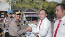 Caption: Kasat Reskrim Polres Sampang, Iptu Nur Fajri Alim Saat Menerima Penghargaan Tertinggi Pengungkapan Kasus yang Diserahkan Langsung Oleh Kapolres Sampang AKBP Hartono di Lapangan Upacara Mapolres Sampang (Sumber Foto: Humas Polres Sampang For Pilar Pos)
