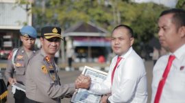 Caption: Kasat Reskrim Polres Sampang, Iptu Nur Fajri Alim Saat Menerima Penghargaan Tertinggi Pengungkapan Kasus yang Diserahkan Langsung Oleh Kapolres Sampang AKBP Hartono di Lapangan Upacara Mapolres Sampang (Sumber Foto: Humas Polres Sampang For Pilar Pos)