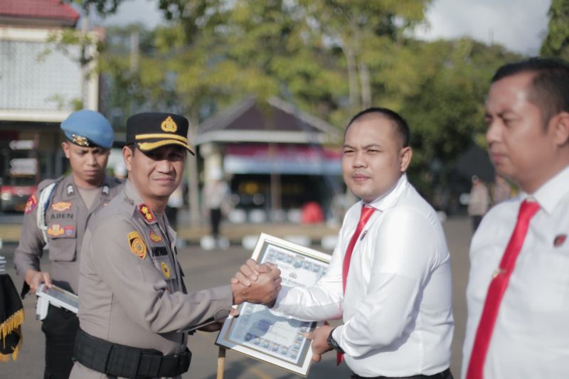 Caption: Kasat Reskrim Polres Sampang, Iptu Nur Fajri Alim Saat Menerima Penghargaan Tertinggi Pengungkapan Kasus yang Diserahkan Langsung Oleh Kapolres Sampang AKBP Hartono di Lapangan Upacara Mapolres Sampang (Sumber Foto: Humas Polres Sampang For Pilar Pos)