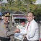 Caption: Kasat Reskrim Polres Sampang, Iptu Nur Fajri Alim Saat Menerima Penghargaan Tertinggi Pengungkapan Kasus yang Diserahkan Langsung Oleh Kapolres Sampang AKBP Hartono di Lapangan Upacara Mapolres Sampang (Sumber Foto: Humas Polres Sampang For Pilar Pos)