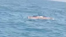Caption: Screenshot Video Seorang Nelayan Ditemukan Meninggal Mengapung di Perairan Paniniran, Desa Tamberu Barat, Kecamatan Sokobanah, Kabupaten Sampang (Sumber Foto: Screenshot Video Viral/dok Pilar Pos)