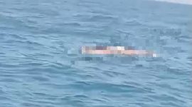 Caption: Screenshot Video Seorang Nelayan Ditemukan Meninggal Mengapung di Perairan Paniniran, Desa Tamberu Barat, Kecamatan Sokobanah, Kabupaten Sampang (Sumber Foto: Screenshot Video Viral/dok Pilar Pos)