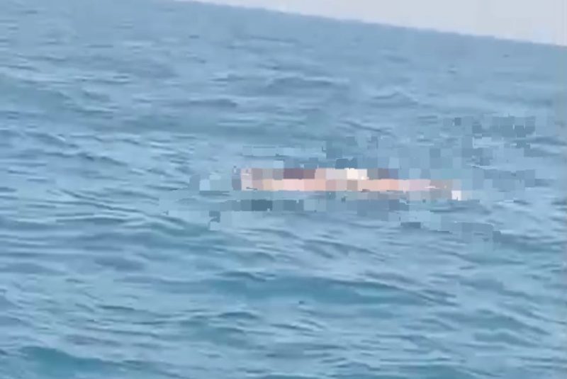 Caption: Screenshot Video Seorang Nelayan Ditemukan Meninggal Mengapung di Perairan Paniniran, Desa Tamberu Barat, Kecamatan Sokobanah, Kabupaten Sampang (Sumber Foto: Screenshot Video Viral/dok Pilar Pos)
