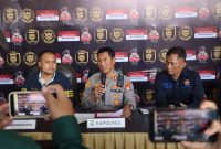 Caption: Kapolres Sampang AKBP Hartono, Didampingi Kasat Reskrim Iptu Nur Fajri Alim dan Kasi Humas AKP Eko Puji Waluyo Saat Konferensi Pers Ungkap Kasus Dugaan Pencabulan Anak Oleh Ayah Tiri di Mapolres Sampang (Sumber Foto: Humas Polres Sampang For Pilar Pos)