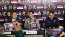 Caption: Kapolres Sampang AKBP Hartono, Didampingi Kasat Reskrim Iptu Nur Fajri Alim dan Kasi Humas AKP Eko Puji Waluyo Saat Konferensi Pers Ungkap Kasus Dugaan Pencabulan Anak Oleh Ayah Tiri di Mapolres Sampang (Sumber Foto: Humas Polres Sampang For Pilar Pos)