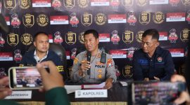 Caption: Kapolres Sampang AKBP Hartono, Didampingi Kasat Reskrim Iptu Nur Fajri Alim dan Kasi Humas AKP Eko Puji Waluyo Saat Konferensi Pers Ungkap Kasus Dugaan Pencabulan Anak Oleh Ayah Tiri di Mapolres Sampang (Sumber Foto: Humas Polres Sampang For Pilar Pos)