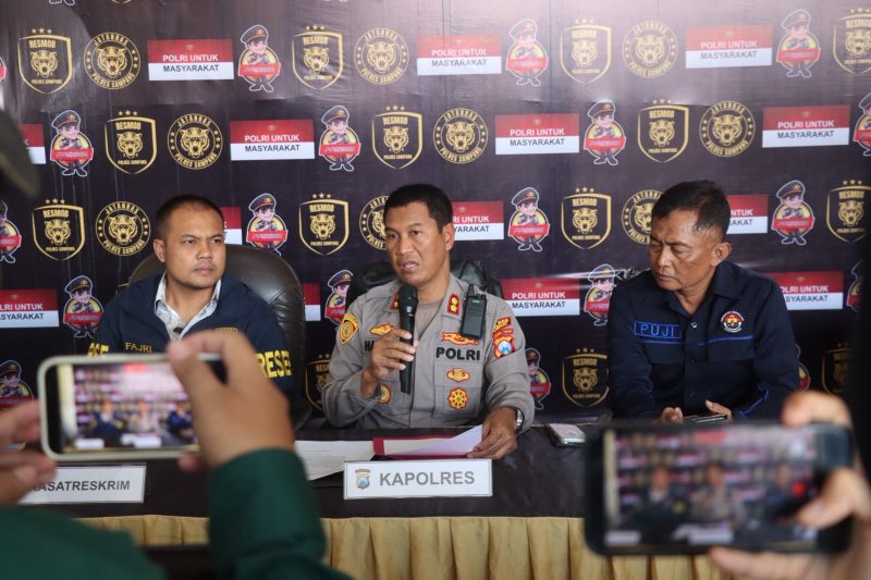 Caption: Kapolres Sampang AKBP Hartono, Didampingi Kasat Reskrim Iptu Nur Fajri Alim dan Kasi Humas AKP Eko Puji Waluyo Saat Konferensi Pers Ungkap Kasus Dugaan Pencabulan Anak Oleh Ayah Tiri di Mapolres Sampang (Sumber Foto: Humas Polres Sampang For Pilar Pos)
