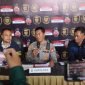 Caption: Kapolres Sampang AKBP Hartono, Didampingi Kasat Reskrim Iptu Nur Fajri Alim dan Kasi Humas AKP Eko Puji Waluyo Saat Konferensi Pers Ungkap Kasus Dugaan Pencabulan Anak Oleh Ayah Tiri di Mapolres Sampang (Sumber Foto: Humas Polres Sampang For Pilar Pos)