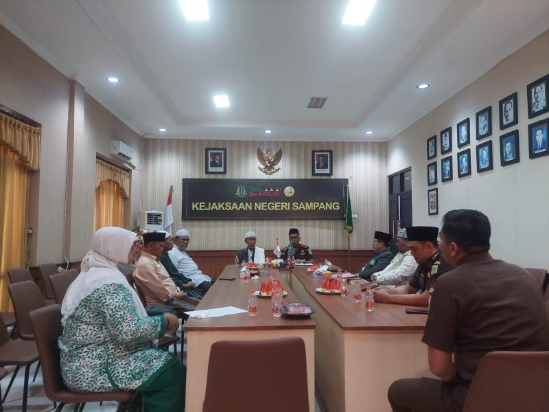 Caption: Pengurus PCNU Kabupaten Sampang melakukan audiensi dan silaturahmi dengan Kejari Sampang guna membahas maraknya kasus kekerasan seksual yang terjadi di wilayah Kabupaten Sampang (Sumber Foto: Agus Junaidi/Pilar Pos)