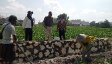 Caption: Tim KMB BBWS Brantas Jatim Saat Turun ke P3A Bumi Rejeki Desa Pangongsean, Kecamatan Torjun, Kabupaten Sampang (Sumber Foto: Tenaga Ahli BBWS Brantas, Roif Fitrianto For Pilar Pos)