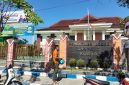 Caption: Seorang Warga Saat Berada di Depan Kantor Pengadilan Agama Kabupaten Sampang (Sumber Foto: Agus Junaidi/Pilar Pos)