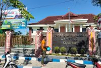 Caption: Seorang Warga Saat Berada di Depan Kantor Pengadilan Agama Kabupaten Sampang (Sumber Foto: Agus Junaidi/Pilar Pos)