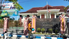 Caption: Seorang Warga Saat Berada di Depan Kantor Pengadilan Agama Kabupaten Sampang (Sumber Foto: Agus Junaidi/Pilar Pos)