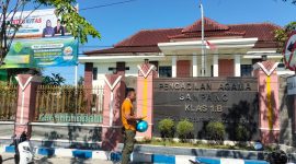 Caption: Seorang Warga Saat Berada di Depan Kantor Pengadilan Agama Kabupaten Sampang (Sumber Foto: Agus Junaidi/Pilar Pos)