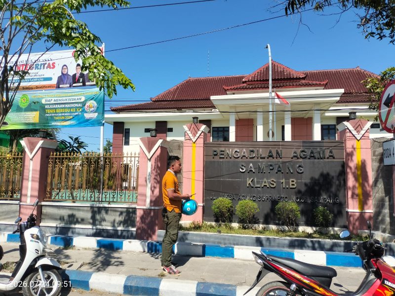 Caption: Seorang Warga Saat Berada di Depan Kantor Pengadilan Agama Kabupaten Sampang (Sumber Foto: Agus Junaidi/Pilar Pos)
