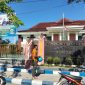 Caption: Seorang Warga Saat Berada di Depan Kantor Pengadilan Agama Kabupaten Sampang (Sumber Foto: Agus Junaidi/Pilar Pos)