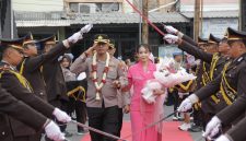 Caption: AKBP Anang Hardiyanto, S.I.K., Didampingi Istri saat memasuki gerbang kehormatan melalui tradisi pedang pora dan payung pora di Mapolres Sampang (Sumber Foto: Agus Junaidi/Pilar Pos)