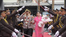 Caption: AKBP Anang Hardiyanto, S.I.K., Didampingi Istri saat memasuki gerbang kehormatan melalui tradisi pedang pora dan payung pora di Mapolres Sampang (Sumber Foto: Agus Junaidi/Pilar Pos)