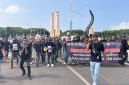 Caption: Imron Muslim, Sekjend Persatuan Jurnalis Sampang saat orasi di depan alun-alun Trunojoyo Sampang aksi demontrasi perihal pernyataan Londo Ireng (Sumber Foto: Agus Junaidi/Pilar Pos)