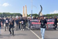 Caption: Imron Muslim, Sekjend Persatuan Jurnalis Sampang saat orasi di depan alun-alun Trunojoyo Sampang aksi demontrasi perihal pernyataan Londo Ireng (Sumber Foto: Agus Junaidi/Pilar Pos)