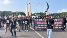 Caption: Imron Muslim, Sekjend Persatuan Jurnalis Sampang saat orasi di depan alun-alun Trunojoyo Sampang aksi demontrasi perihal pernyataan Londo Ireng (Sumber Foto: Agus Junaidi/Pilar Pos)
