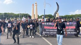 Caption: Imron Muslim, Sekjend Persatuan Jurnalis Sampang saat orasi di depan alun-alun Trunojoyo Sampang aksi demontrasi perihal pernyataan Londo Ireng (Sumber Foto: Agus Junaidi/Pilar Pos)