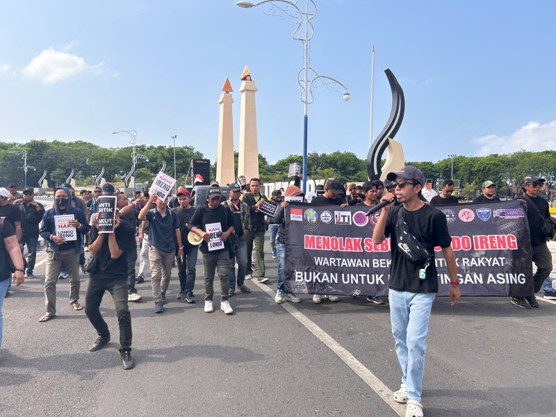 Caption: Imron Muslim, Sekjend Persatuan Jurnalis Sampang saat orasi di depan alun-alun Trunojoyo Sampang aksi demontrasi perihal pernyataan Londo Ireng (Sumber Foto: Agus Junaidi/Pilar Pos)