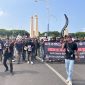 Caption: Imron Muslim, Sekjend Persatuan Jurnalis Sampang saat orasi di depan alun-alun Trunojoyo Sampang aksi demontrasi perihal pernyataan Londo Ireng (Sumber Foto: Agus Junaidi/Pilar Pos)