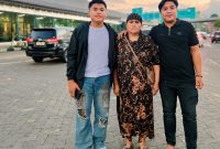 Caption: Ari Ardiansyah (Kiri) Didampingi Keluarga Saat Berangkat ke Jakarta Memenuhi Panggilan Tim DA 8 Indosiar (Sember Foto: Ridwanto For Pilar Pos)