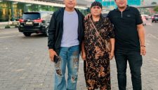 Caption: Ari Ardiansyah (Kiri) Didampingi Keluarga Saat Berangkat ke Jakarta Memenuhi Panggilan Tim DA 8 Indosiar (Sember Foto: Ridwanto For Pilar Pos)