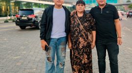 Caption: Ari Ardiansyah (Kiri) Didampingi Keluarga Saat Berangkat ke Jakarta Memenuhi Panggilan Tim DA 8 Indosiar (Sember Foto: Ridwanto For Pilar Pos)