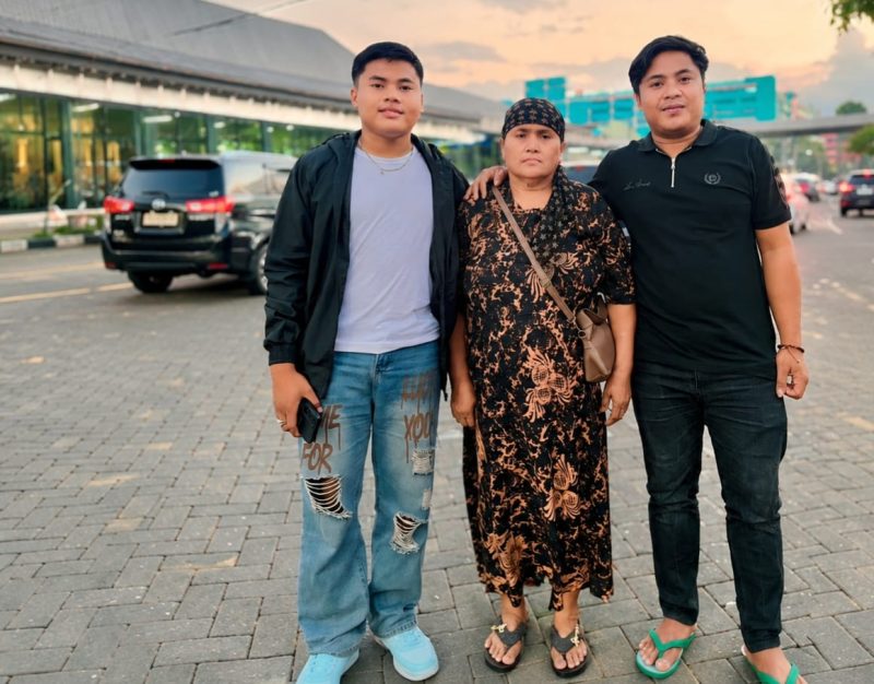 Caption: Ari Ardiansyah (Kiri) Didampingi Keluarga Saat Berangkat ke Jakarta Memenuhi Panggilan Tim DA 8 Indosiar (Sember Foto: Ridwanto For Pilar Pos)