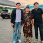 Caption: Ari Ardiansyah (Kiri) Didampingi Keluarga Saat Berangkat ke Jakarta Memenuhi Panggilan Tim DA 8 Indosiar (Sember Foto: Ridwanto For Pilar Pos)