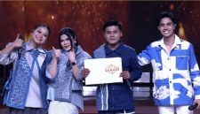 Caption: Ari Adriansyah Didampingi April, Zahra dan Eby saat Memegang Buku Tanda Lolos dan Resmi Dinyatakan Menjadi Academia DA 8 (Sumber Foto: Tangkapan layar siaran Indosiar)