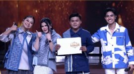 Caption: Ari Adriansyah Didampingi April, Zahra dan Eby saat Memegang Buku Tanda Lolos dan Resmi Dinyatakan Menjadi Academia DA 8 (Sumber Foto: Tangkapan layar siaran Indosiar)