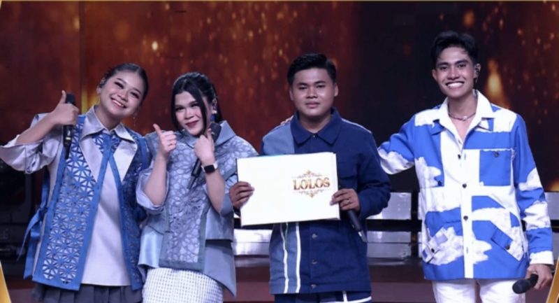 Caption: Ari Adriansyah Didampingi April, Zahra dan Eby saat Memegang Buku Tanda Lolos dan Resmi Dinyatakan Menjadi Academia DA 8 (Sumber Foto: Tangkapan layar siaran Indosiar)