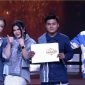 Caption: Ari Adriansyah Didampingi April, Zahra dan Eby saat Memegang Buku Tanda Lolos dan Resmi Dinyatakan Menjadi Academia DA 8 (Sumber Foto: Tangkapan layar siaran Indosiar)